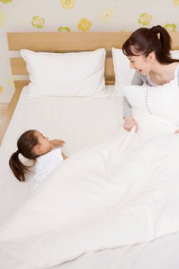 Anne ve kızı yatak odasında