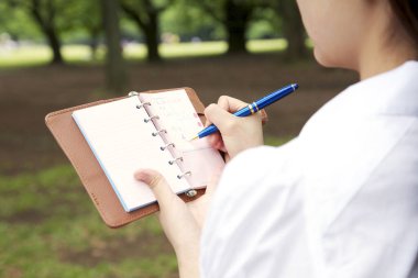 Kadın defter açık havada yazma