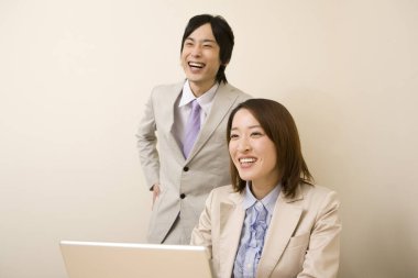 Genç Asyalı iş çifti ofiste çalışıyor.