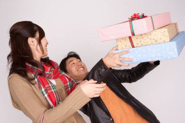 Erkek hediyeli mutlu Asyalı çift 