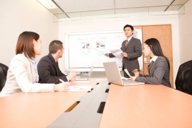 Modern ofiste çalışan bir grup iş adamı