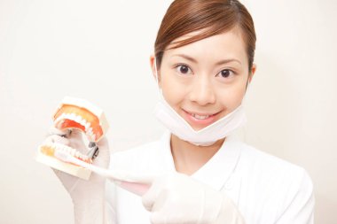 Genç Asyalı kadın dişçi ofisinde.