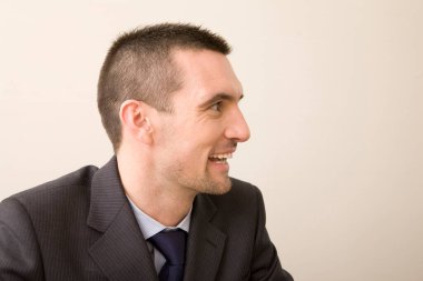 Ofiste masa başında oturan iş adamı