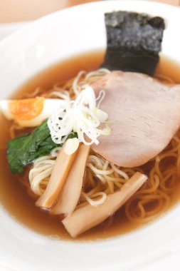 Tavuk ve sebzeli erişte çorbası.