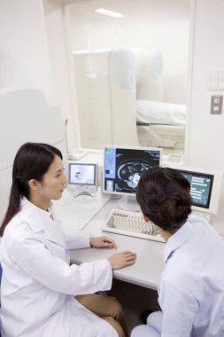Kadın doktorlar röntgen çekiyorlar.