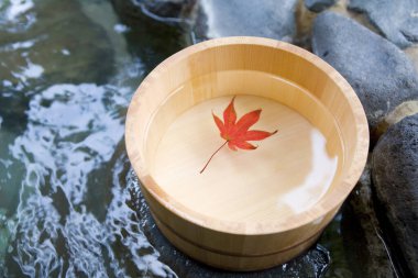 Japon ahşap kasesinde sonbahar akçaağaç yaprağı 