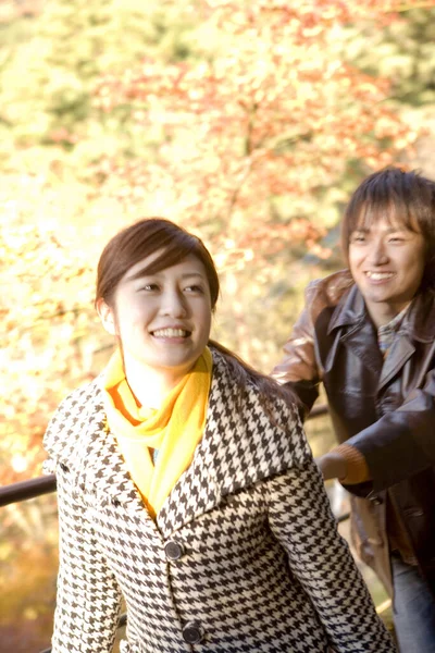 Junge Schöne Asiatische Paar Posiert Herbst Freien — Stockfoto