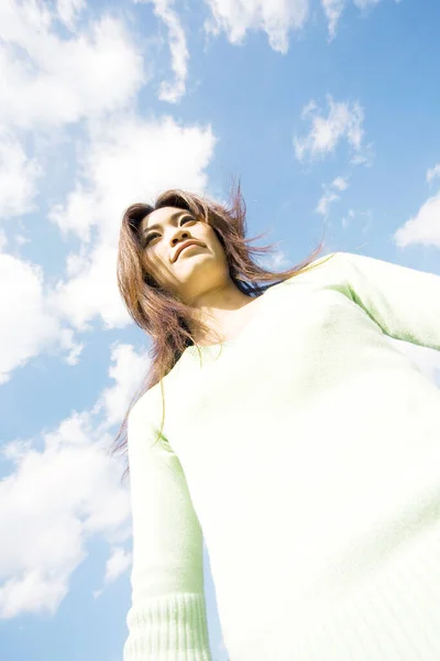 Szczęśliwy Azji Kobieta Lato Park Przeciw Błękitne Niebo — Zdjęcie stockowe