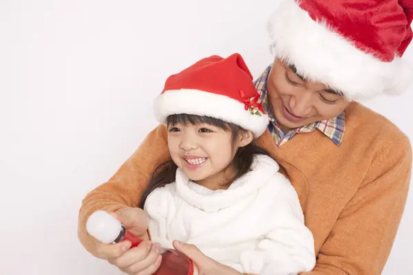 Genç Asyalı Baba Küçük Kızı Noel Şampanyasını Kutluyorlar — Stok fotoğraf