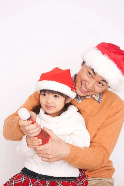 Genç Asyalı Baba Küçük Kızı Noel Şampanyasını Kutluyorlar — Stok fotoğraf