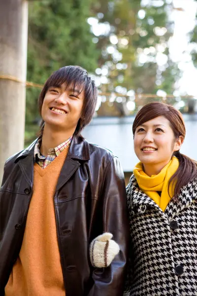 Jovem Bonito Asiático Casal Posando Livre Outono — Fotografia de Stock