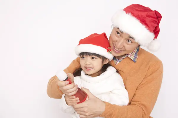 Jeune Asiatique Père Petite Fille Célébrant Noël Ouverture Champagne — Photo