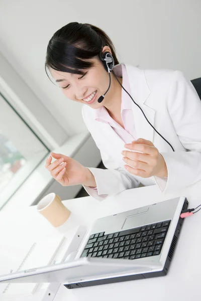 Jovem Mulher Negócios Asiática Usando Fone Ouvido Escritório Trabalhador Atendimento — Fotografia de Stock