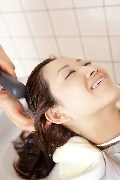 サロンで美容治療を受けている日本人女性 — ストック写真