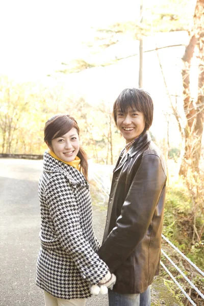 Unge Vakker Asiatisk Par Poserer Utendørs Høst – stockfoto