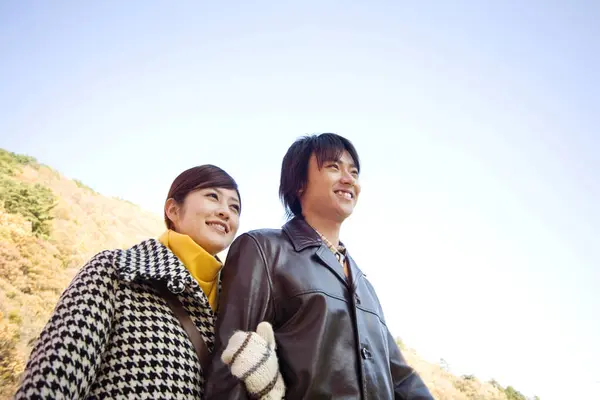 Junge Schöne Asiatische Paar Posiert Herbst Freien — Stockfoto