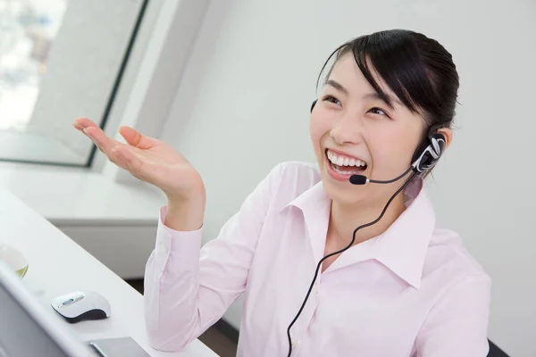 Junge Asiatische Geschäftsfrau Mit Headset Büro Kundendienstmitarbeiterin — Stockfoto