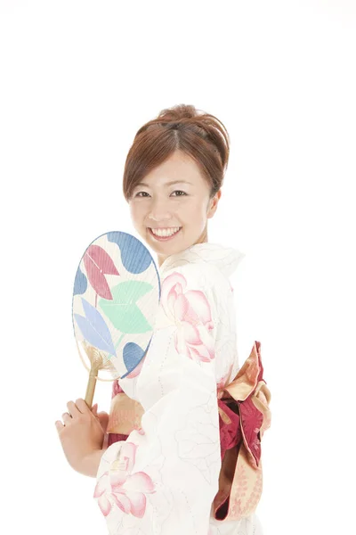 Νεαρή Ευτυχισμένη Ασιάτισσα Γιαπωνέζικο Κιμονό Κρατώντας Μια Θαυμάστρια — Φωτογραφία Αρχείου