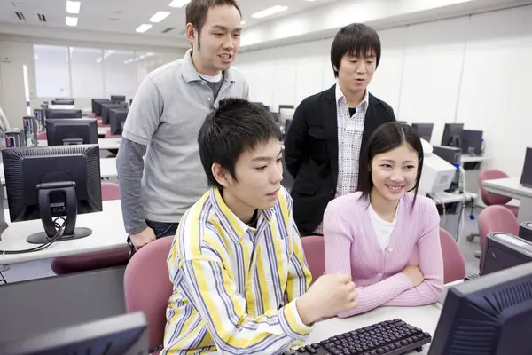 Bilgisayar Sınıfındaki Asyalı Öğrenciler — Stok fotoğraf