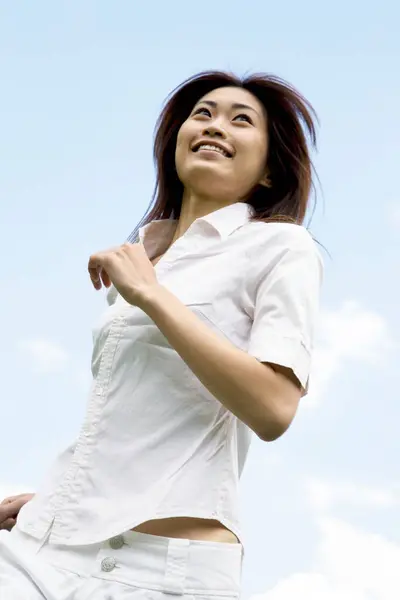 Azji Młoda Kobieta Białej Koszuli Działa Parku — Zdjęcie stockowe