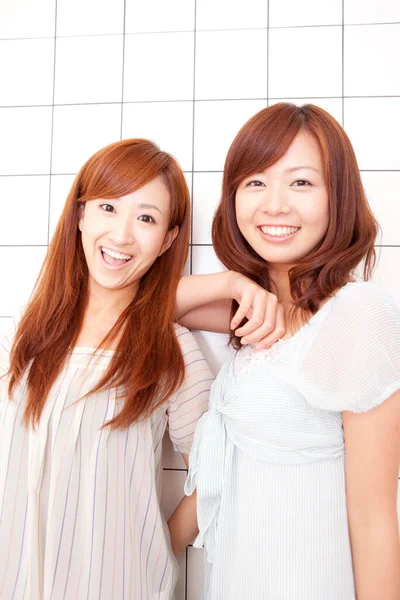 Két Ázsiai Lány Pózol — Stock Fotó