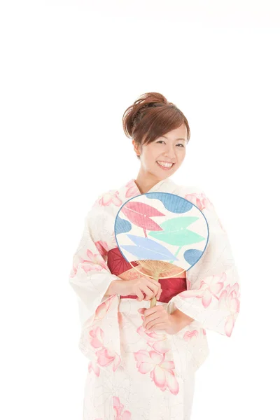 Młody Szczęśliwy Azji Kobieta Japoński Kimono Gospodarstwa Wentylator — Zdjęcie stockowe