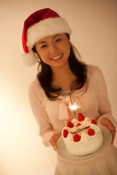 Genç Asyalı Kadın Noel Baba Şapkası Takıyor Elinde Noel Pastası — Stok fotoğraf