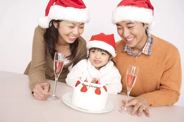 Genç Asyalı Aile Noel Kutluyor — Stok fotoğraf