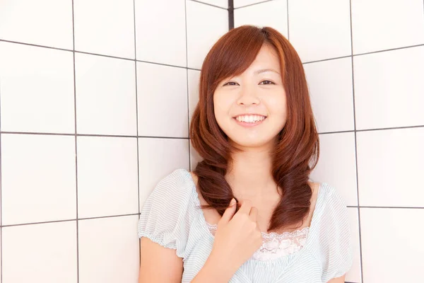 Asiático Jovem Mulher Com Sorriso — Fotografia de Stock