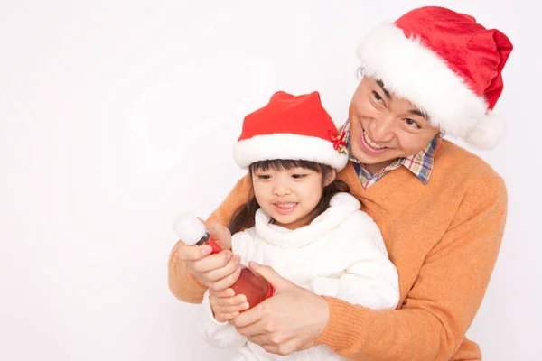 Jeune Asiatique Père Petite Fille Célébrant Noël Ouverture Champagne — Photo