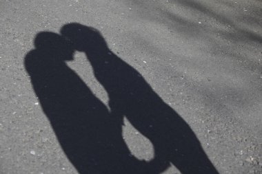 Gündüz yolda çiftlerin gölgesi 