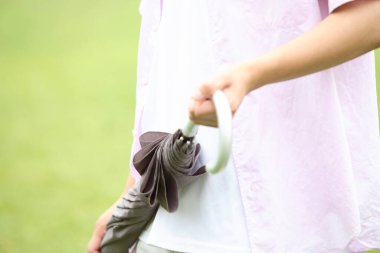 Elinde şemsiye tutan bir kişi.