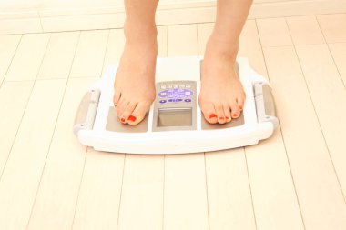 Ağırlık ölçen kadını kapat 