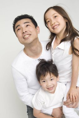 Japon babanın portresi ve çocuklar birlikte poz veriyor.