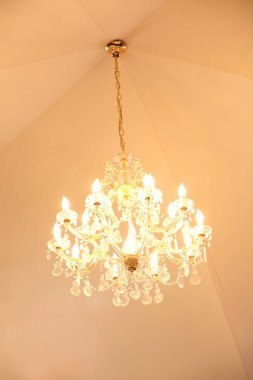 Kilisenin tavanında avize