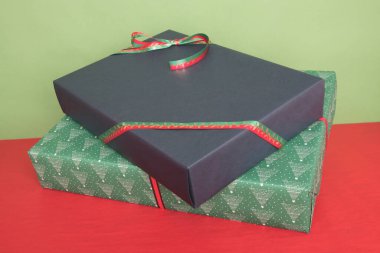 Noel hediye kutuları kapanıyor.