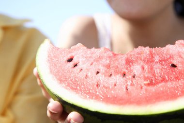 Piknikte karpuz yiyen Asyalı kadını kapat. 