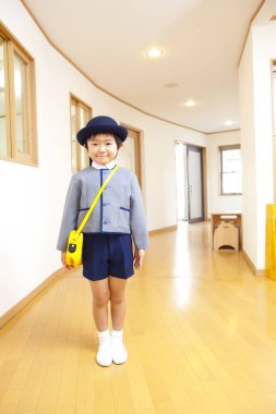 İlkokuldaki yakışıklı Asyalı çocuk.