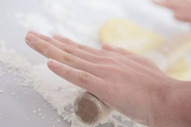 Hamur işleriyle uğraşan Asyalı kadın kurabiyeler yapıyor.