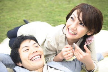 Mutlu Asyalı çifti birbirine yakın tut. 