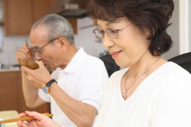 Mutfakta son sınıf çifti yemek yiyor. 