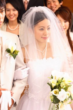 Gelin ve damat kilisede. 