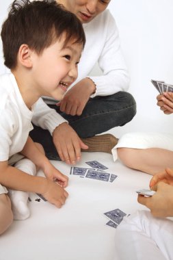 Mutlu aile kağıt oynuyor. Kapatın. 