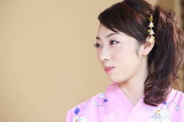 Geleneksel kimono giyen genç Asyalı kadın portresi 