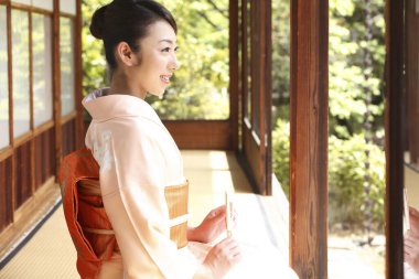 Kimonolu muhteşem Asyalı kadının portresi. 