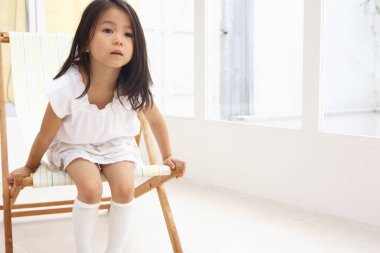 sandalyede oturan kız