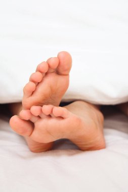 Ayaklar yatakta, manzara kapalı. 