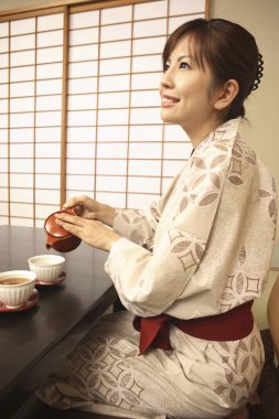 Çay seremonisindeki Asyalı kadın