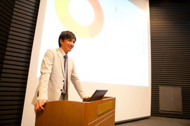 Podyumda duran bir adam. 