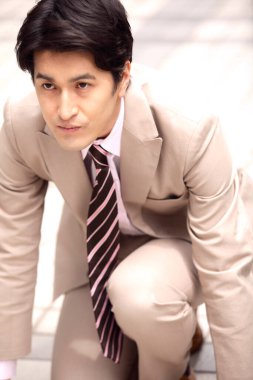 Takım elbiseli genç Asyalı iş adamı